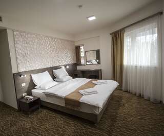 Отель Park Hotel Ереван Стандартный двухместный номер с 1 кроватью или 2 отдельными кроватями-1